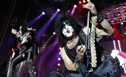 El cantante y guitarrista de Kiss, Paul Stanley, durante el concierto de esta gira en en Santa Coloma de Gramanet (Barcelona) de la banda.