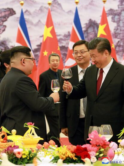 Los dos líderes, Kim Jong Un y Xi Jinping brindan en Pekín (China).