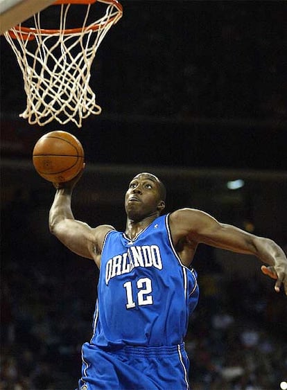 En la edición de 2009, el mayor rival de Rudy Fernández es un coloso de 2'11 metros de altura: Dwight Howard. El estadounidense es el vigente campeón del torneo gracias a un mate en el que se caracterizó como Superman, con capa incluida, y machacó la canasta sin compasión. A favor de Rudy: el mate antológico que hizo delante de Howard en la final olímpica de Pekín. A favor del gigante americano: su corpulencia, su enorme potencia física y su condición de estrella de la NBA. Howard juega con los más grandes, a saber Bryant, Paul, Wade y LeBron.