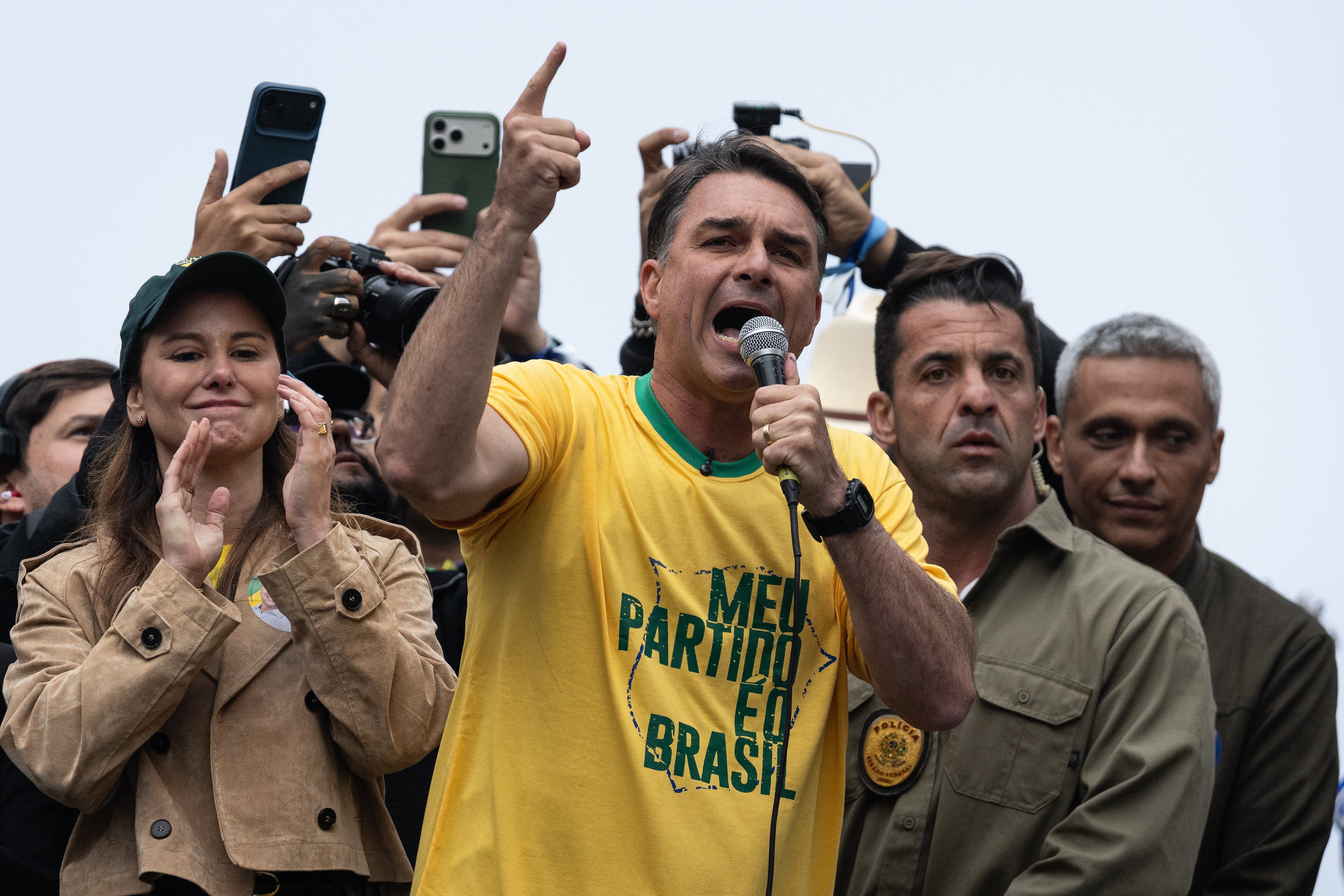 Flávio Bolsonaro evoca a su padre para movilizar a la derecha ante las elecciones y echar a Lula y al juez Moraes