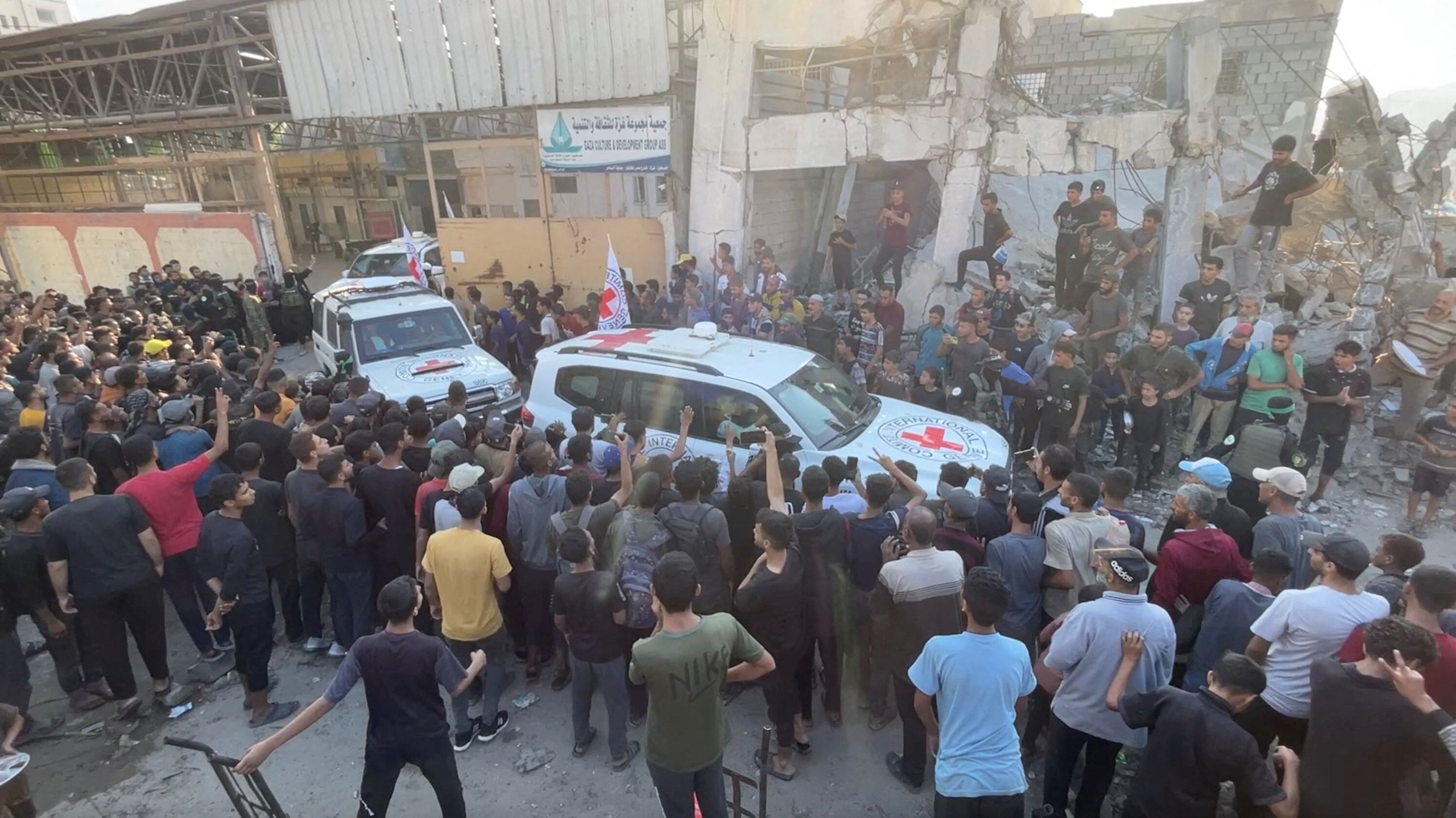 Breaking news on the peace agreement in Gaza, live | The first seven freed hostages arrive in Israel | International