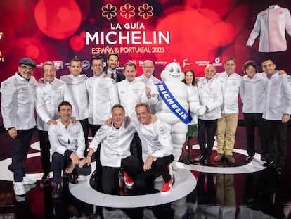 Foto de familia de los cocineros galardonados con tres estrellas Michelin, tras la gala.