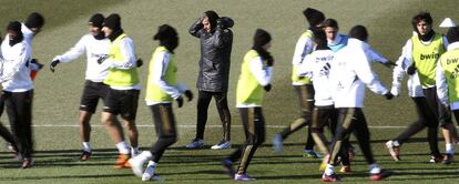 Bien abrigados, los jugadores del Madrid se ejercitan a las rdenes de Mourinho en el entrenamiento de ayer en Valdebebas.