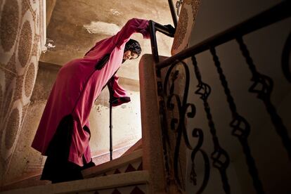 Yamna vive sola en un cuarto en la azotea de un viejo edificio de la medina de Marrakech. No tiene ascensor y subir las cinco plantas cada día es un suplicio para ella.