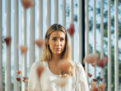 María Villalón, entre las flores de gelatina, vinagre y ralladura de lima que ha creado para el jardín de Azurmendi, en Bizkaia.