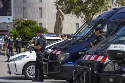 Policia a la plaça Catalunya de Barcelona.