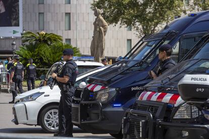 Policia en la plaza Catalunya de Barcelona. 