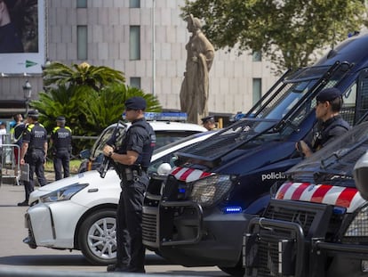 Policia en la plaza Catalunya de Barcelona. 