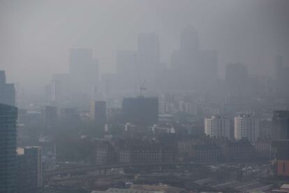 Alerta de contaminación en Londres, causada por las emisiones locales, la contaminación industrial procedente del continente europeo y el polvo de la arena del Sáhara, llevado por los vientos del sudeste, según el ministerio del Medio Ambiente.