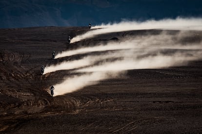 El francés Jérémie Gerber lidera a otros 4 participantes durante la novena etapa del Dakar.