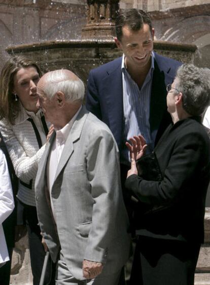 Don Felipe y doña Letizia saludan a los 'Niños de Morelia', un grupo de españoles que llegó a la ciudad mexicana siendo niños, en 1937. El encuentro se ha producido en el Palacio Clavijero, el Centro Cultural de la capital del Michoacán.