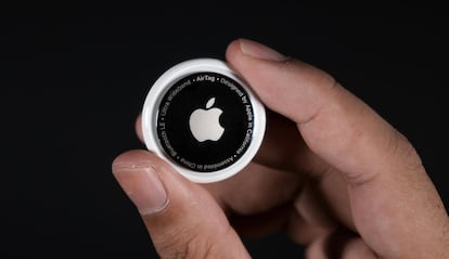 Apple AirTag en la mano