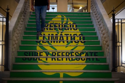 Una decoración en las escaleras del Círculo de Bellas Artes anuncian que allí hay un refugio climático.