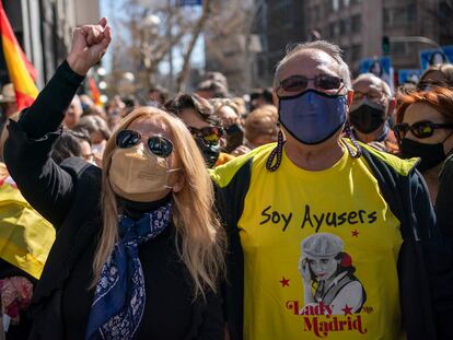 Manifestación a favor de Isabel Díaz Ayuso y contra Pablo Casado ante la sede nacional del PP, en Madrid, el domingo.