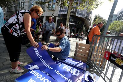 Una mujer recoge una pancarta con el lema de la manifestación.