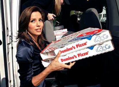 La actriz Eva Longoria, con pizzas para los guionistas en huelga.