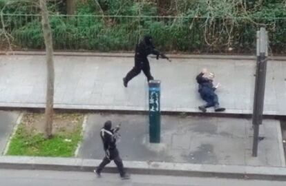 Los hermanos Chérif y Saïd Kouachi disparan a un policía herido (en el suelo) a quemarropa, mientras huyen de las oficinas del periódico satírico francés 'Charlie Hebdo' en París, el 7 de enero de 2015. Ese día el caricaturista Charb publicó un último dibujo premonitorio. 'Sigue sin haber atentados en Francia', constata, antes de imaginar la réplica de un yihadista con un kalashnikov en la espalda: '¡Hay que esperar hasta finales de enero...!'.