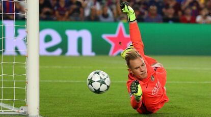 Ter Stegen, en el momento de parar el penalti de Dembelé.