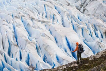 En la Patagonia chilena, la excursión sobre hielo más conocida es la del glaciar Grey (en la foto), en el parque nacional Torres del Paine, un paseo divertido por un paisaje esculpido en cristal. No hace falta tener experiencia: tomando como base la casa de Conaf (el antiguo refugio Grey), hay excursiones guiadas de seis horas (ida y vuelta) que se pueden hacer de octubre a mayo.