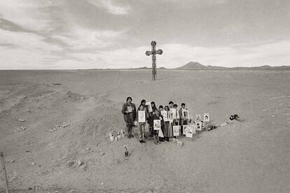 Familiares con retratos de desaparecidos. Calama (Chile), 1999.
