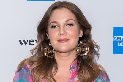 Drew Barrymore – Como millones de espectadores en todo el mundo, Barrymore admitió ser una fanática de Los Bridgerton. En su caso, el entusiasmo con la pasional serie de Netflix llegó hasta el punto de animarse a unirse a una aplicación para ligar. Pero, para su desgracia, su cita la dejó plantada. “Encima, a la hora exacta en la que se suponía que nos íbamos a encontrar. ¿No hubiera podido ser un idiota una hora antes? Eso me habría ahorrado mucho tiempo”, se lamentó en su programa de televisión.