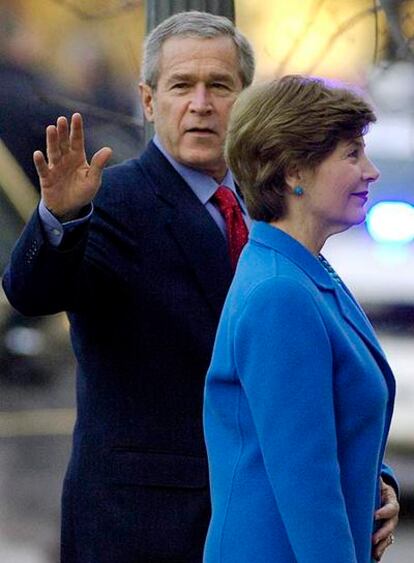 La primera dama de EEUU, Laura Bush, ha reconocido que su marido, George W. Bush, "no es muy bueno" para recordar fechas románticas, en una entrevista televisiva emitida hoy, a dos días de San Valentín.