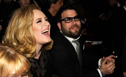 Tras más de siete años de relación y un hijo en común, Adele y Simon Konecki decidieron separar sus caminos. La cantante fue madre el 19 de octubre de 2012, y en 2016 contrajo matrimonio con el padre del niño, con quien llevaba saliendo cinco años. El pasado mes de octubre, algunos medios británicos comenzaron a apuntar que la artista salía con el rapero Skepta.