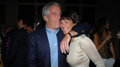 Jeffrey Epstein y Ghislaine Maxwell, en 2005.