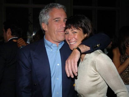 Jeffrey Epstein e Ghislaine Maxwell, em 2005.
