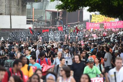 A manifestação ocorreu de forma pacífica até chegar em frente à Prefeitura, quando a polícia passou a jogar bombas de gás para repreender e dispersar os manifestantes.