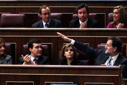 Mariano Rajoy es aplaudido por diputados de su partido, ayer.