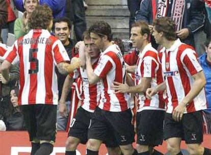 Los jugadores del Athletic celebran el gol conseguido por Yeste de penalti.