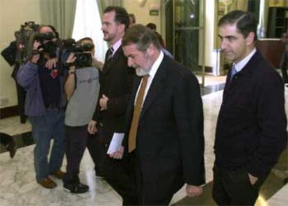 Mayor Oreja, junto a Iturgáiz (izqda) y Leopoldo Barreda, antes de pedir disculpas por su ausencia en la Cámara.