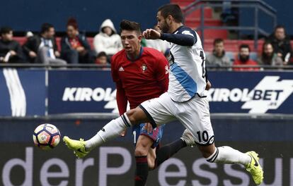 Andone controla la pelota ante el osasunista Steven.