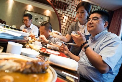 El hombre de negocios, en el comedor privado de su oficina.