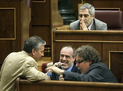 Jáuregui (PSOE) conversa con Ridao y Tardá (ERC) bajo la mirada de Llamazares (IU).