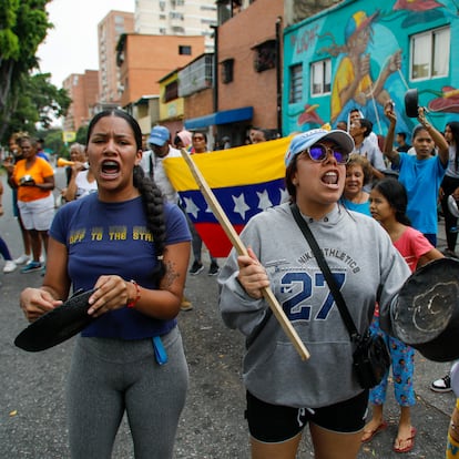 Residents bang pots and pans to protest the day after the presidential election in Caracas, Venezuela, Monday, July 29, 2024. (AP Photo/Cristian Hernandez)