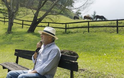 El escritor colombiano Héctor Abad Faciolince en la finca de su familia en Medellín.