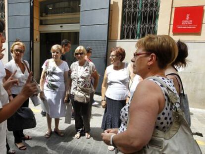 Asistentes a la reuni&oacute;n de este jueves, ante la sede de la Casa de la Mujer, en Valencia. 