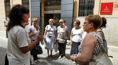 Asistentes a la reunión de este jueves, ante la sede de la Casa de la Mujer, en Valencia.