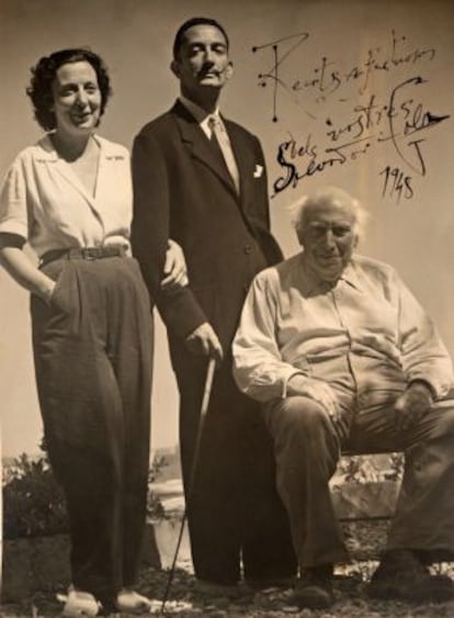 Dalí, su hermana y su padre, en la portada de las memorias de Anna Maria.