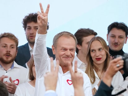 El líder de Plataforma Cívica, Donald Tusk, hace el signo de la victoria en su cuartel electoral en Varsovia, el domingo.