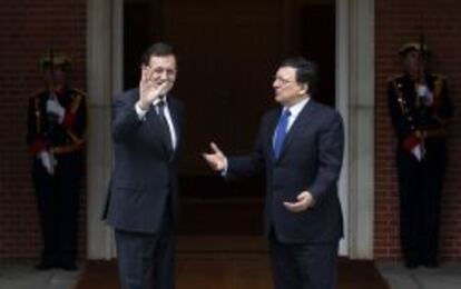 El presidente del Gobierno, Mariano Rajoy, junto con el presidente de la Comisi&oacute;n Europea, Jos&eacute; Manuel Durao Barroso, en La Moncloa. 