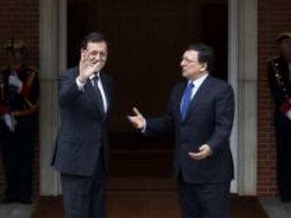 El presidente del Gobierno, Mariano Rajoy, junto con el presidente de la Comisi&oacute;n Europea, Jos&eacute; Manuel Durao Barroso, en La Moncloa. 