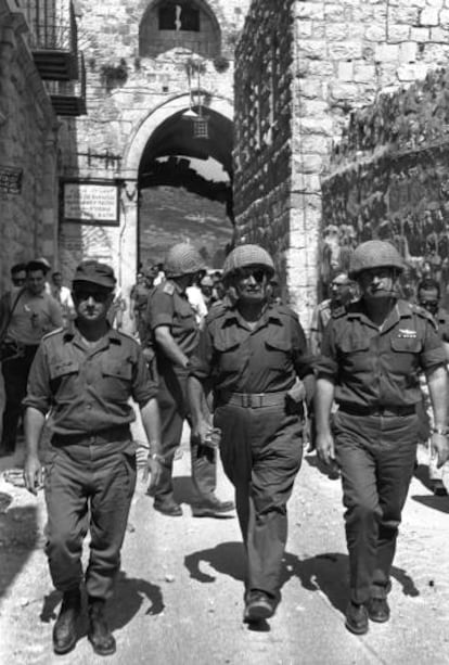 El 7 de junio de 1967 del entonces ministro de Defensa de Israel, Moshe Dayan, acompañado del entonces jefe del Estado Mayor, Isaac Rabín, y el comandante de Jersualén, Uzi Narkis, entrando por la Puerta de los Leones en la Ciudad Vieja de Jerusalén que había estado hasta horas antes en poder palestino, pero fue tomada por Israel, al igual que el resto de territorios palestinos, durante la Guerra de los Seis Días.