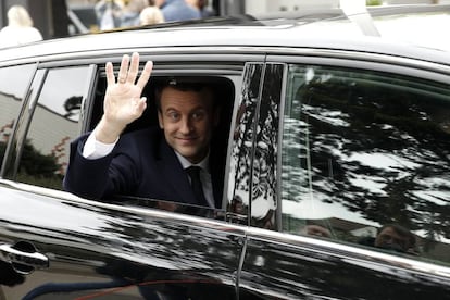 El candidato centrista, Emmanuel Macron, saluda a la multitud cuando sale de su casa para votar en Le Touquet-Paris-Plage, en el norte de Francia.