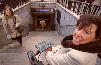 María Isabel, una mujer discapacitada física, intenta acceder con su silla de ruedas a la estación de metro del Barrio del Pilar.