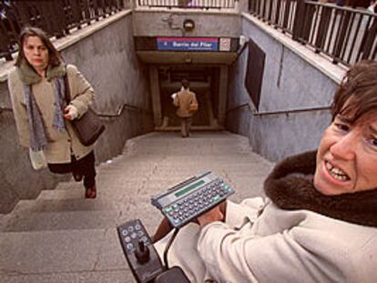 María Isabel, una mujer discapacitada física, intenta acceder con su silla de ruedas a la estación de metro del Barrio del Pilar.