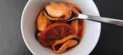 Mejillones, vermut y naranja para comer con cuchara