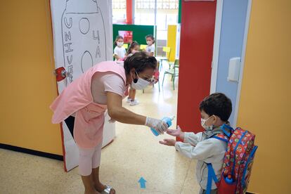 Una profesora echa desinfectante en las manos a un niño en un colegio de Puerto del Rosario (Fuerteventura), el pasado septiembre. 